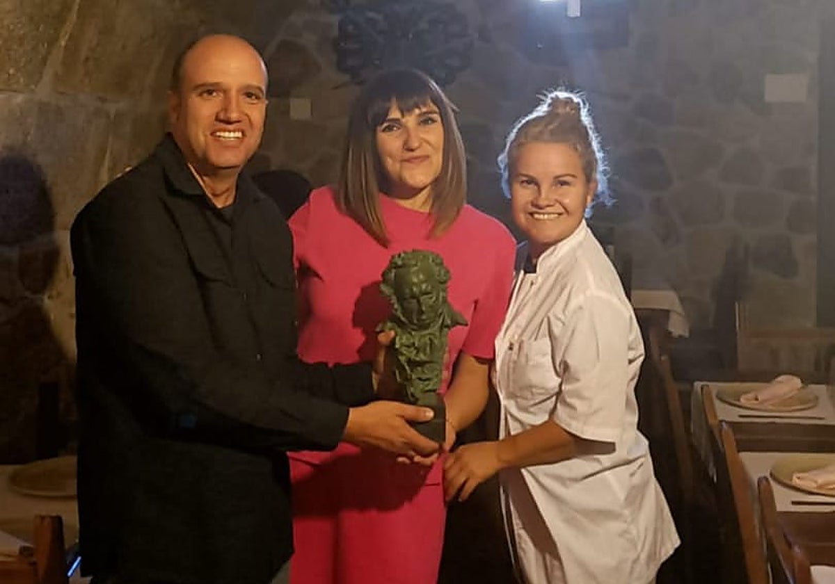 Rozalén posa con David y Lilian, que regenta El Mesón La Alhambra