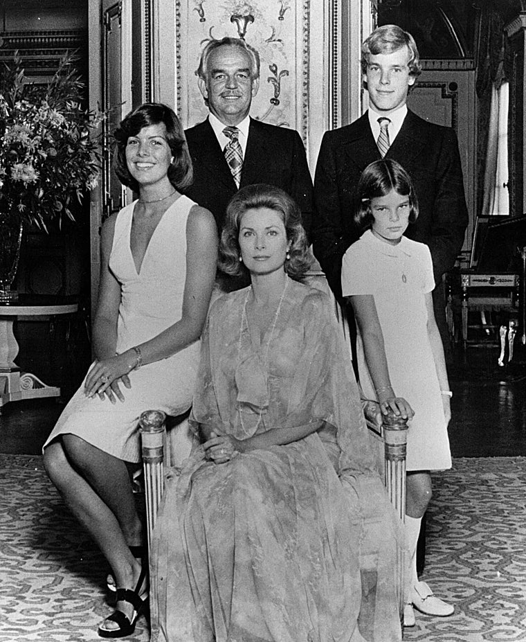 Grace Kelly junto a Rainiero y sus tres hijos, Carolina, Alberto y Estefanía