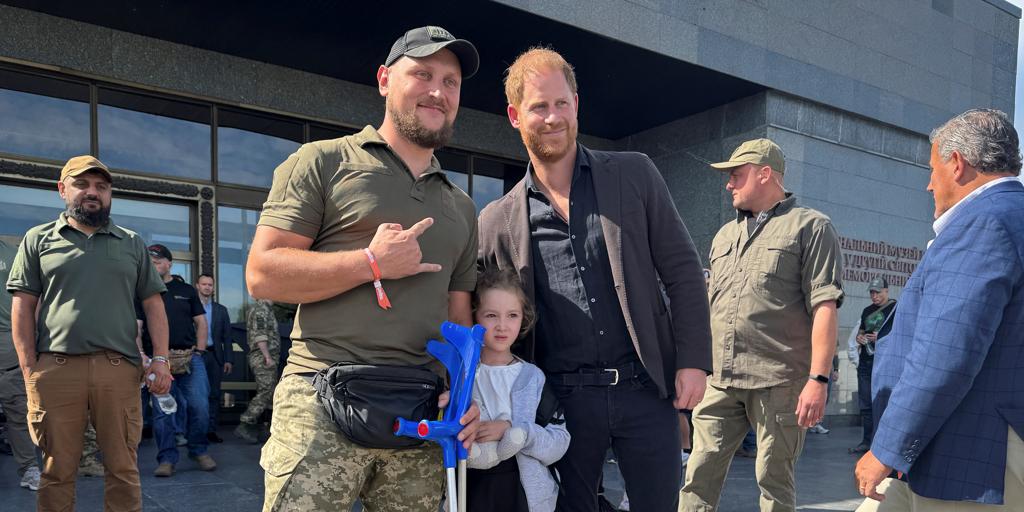 El príncipe Harry visita Kiev por sorpresa: «No podemos detener la guerra, pero podemos ayudar en la recuperación»