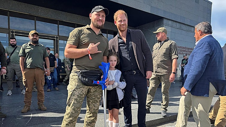 El príncipe Harry visita Kiev por sorpresa: «No podemos detener la guerra, pero podemos ayudar en la recuperación»