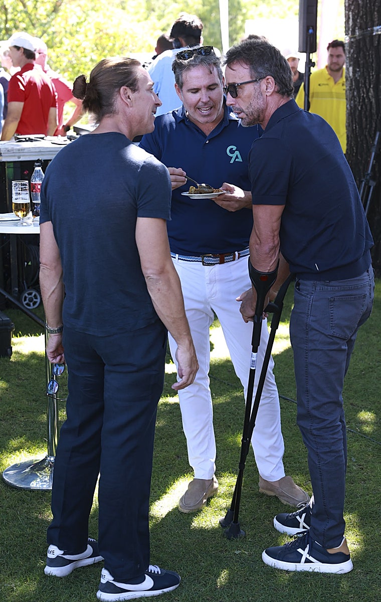 Álvaro Muñoz Escassi reaparece con muletas tras operarse del menisco