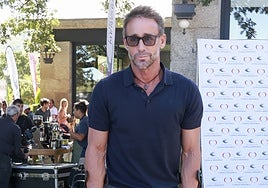 Álvaro Muñoz Escassi reaparece con muletas tras operarse del menisco