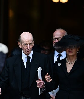 Imagen secundaria 2 - El Príncipe Andrés junto a su hermana, la Princesa Ana. Abajo, Sofía de Edimburgo y Sarah Ferguson y, en la tercera foto, el viudo, el Príncipe Eduardo de Kent.