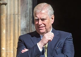 El Príncipe Andrés la vuelve a liar: de risas y bromas en el funeral de la duquesa de Kent