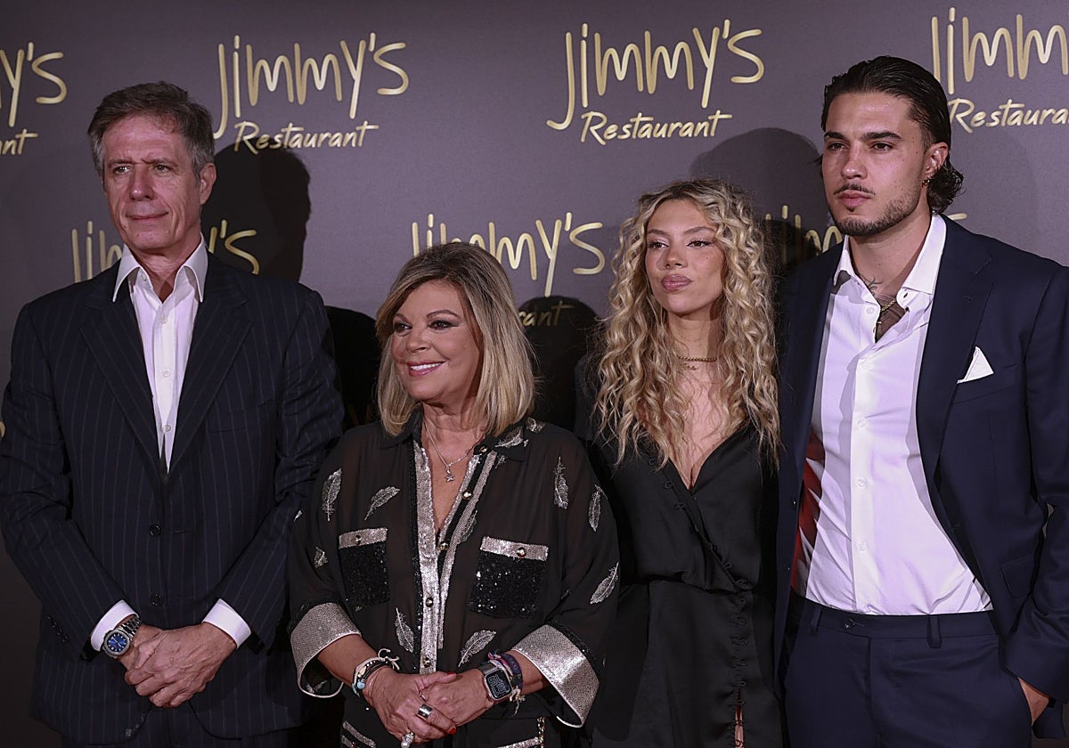 Terelu Campos con su hija, Alejandra Rubio, la pareja de esta, Carlo Costanzia, y su padre, Carlo Costanzia di Costigliole