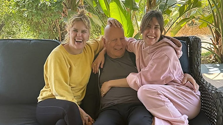 Bruce Willis reaparece sonriente junto a sus hijas en medio de su lucha contra su enfermedad