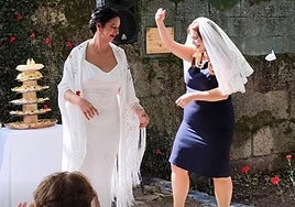 Una tarta nupcial de tortilla de patata, tarot y bebidas de Palestina: la boda de Ángela Rodríguez 'Pam'