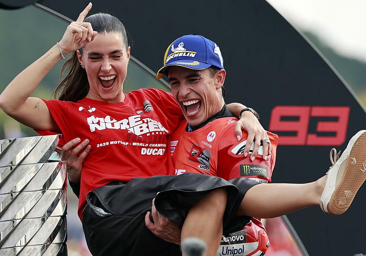 Gemma Pinto y Marc Márquez, en el podio del GP de Japón