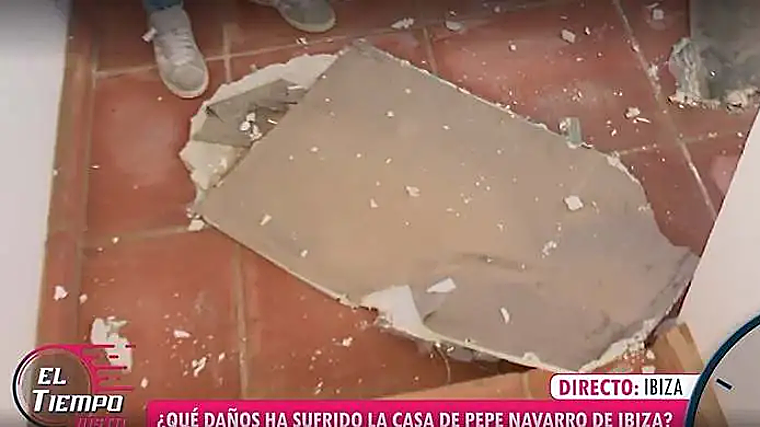 Pepe Navarro entre los afectados del temporal en Ibiza: «Era como tener una pared negra delante de casa»