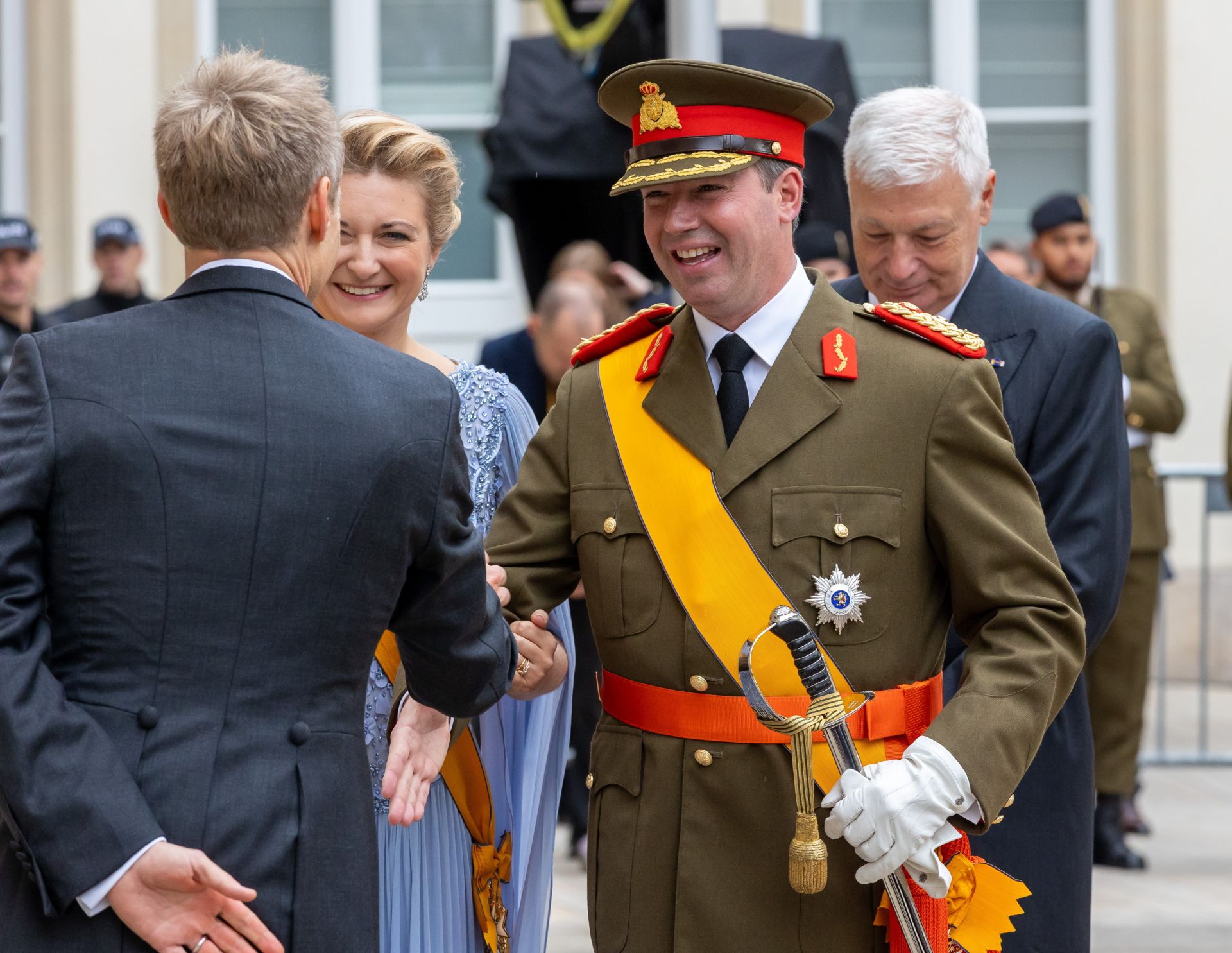 Guillermo y Estefanía de Luxemburgo saludando a los presentes.