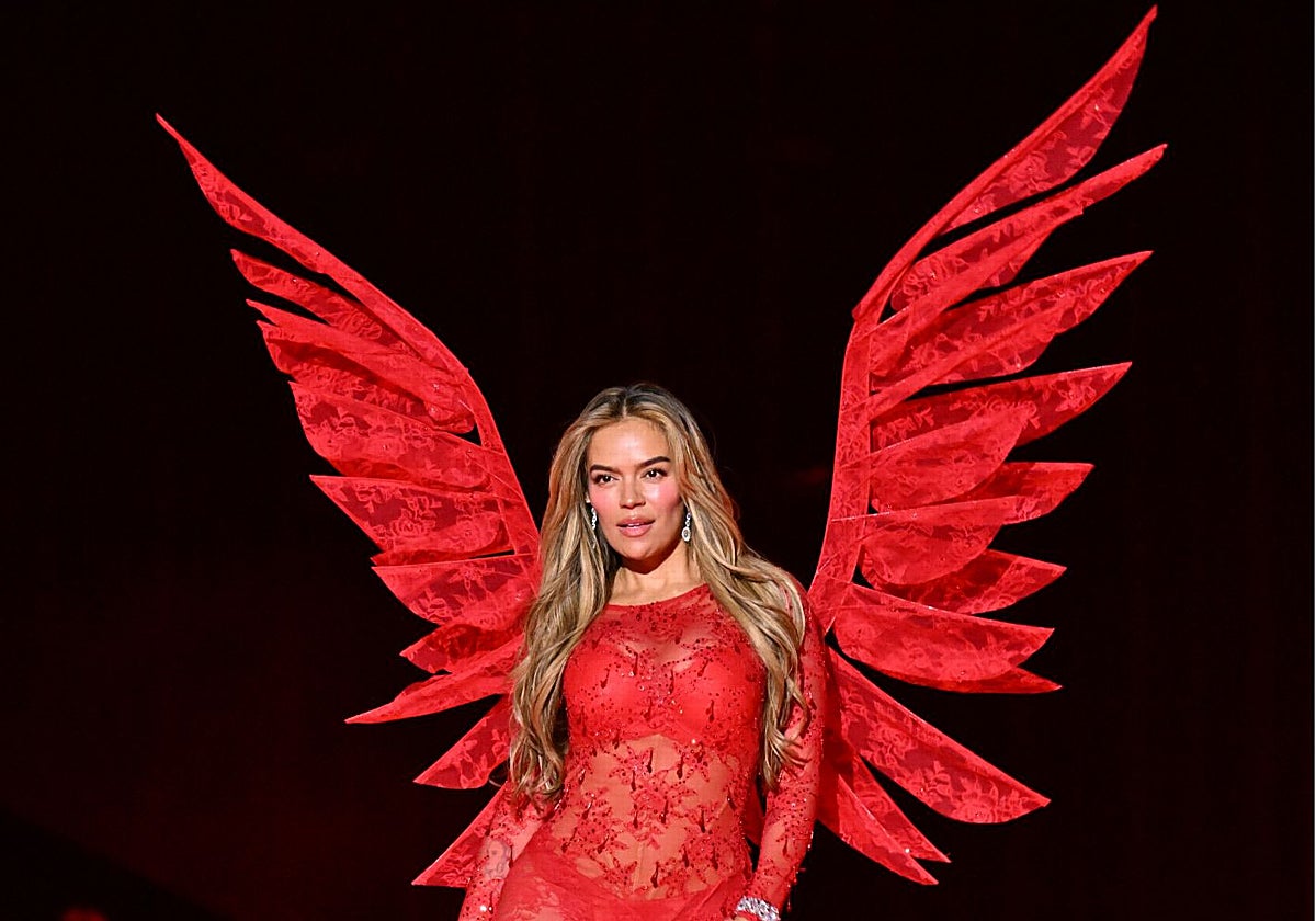 Karol G desfilando para Victoria Secret