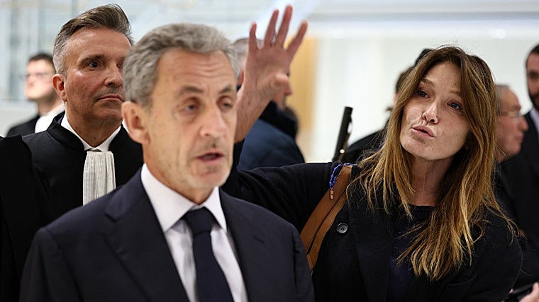 Carla manda callar durante las declaraciones de Sarkozy
