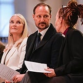 La Princesa Mette-Marit interrumpe su rehabilitación y reaparece por sorpresa junto a Haakon de Noruega