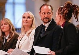 La Princesa Mette-Marit interrumpe su rehabilitación y reaparece por sorpresa junto a Haakon de Noruega