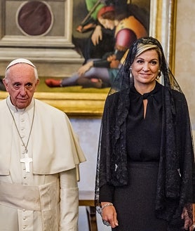 Imagen secundaria 2 - Las Reinas de Dinamarca, Suecia y Países Bajos junto con el Papa Francisco, las tres vestidas de negro