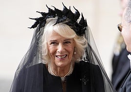 La Reina Camila da que hablar en su visita al Vaticano: «Aprovecha la ocasión para lucir su disfraz de Halloween»