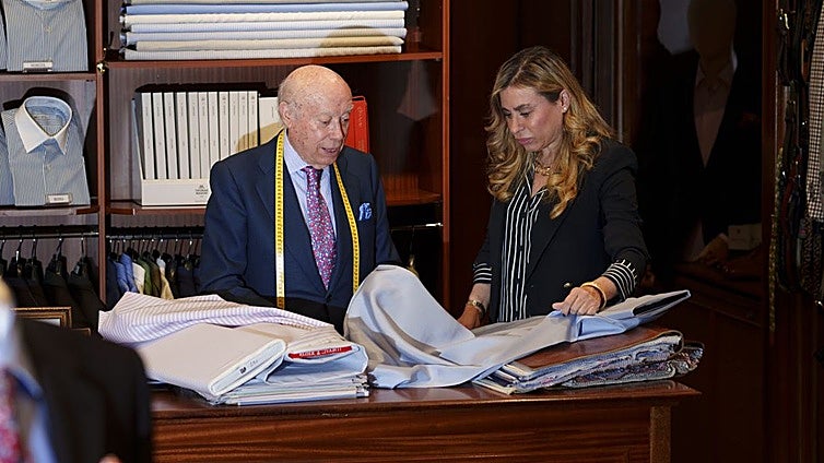 Mariano Langa,  el camisero que ha hecho brillar a Sean Connery, Cary Grant y Bertín Osborne