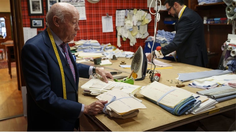 Mariano muestra algunos de los patrones que guardan en el taller