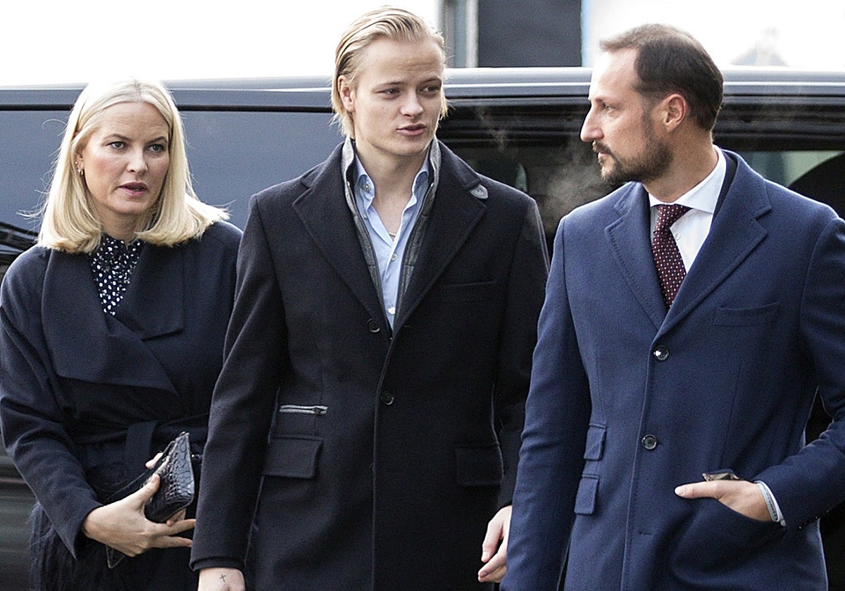 Marius Borg, junto a Matte-Marit y Haakon de Noruega.