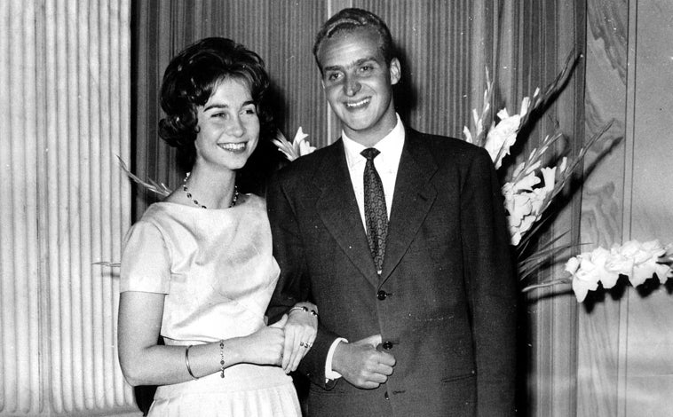 Imagen principal - Los Reyes Juan Carlos y Sofía y dos de las prendas que han aparecido en Tatoi: un vestido de cóctel que se puso en 1961 y los zapatos que llevó en su boda