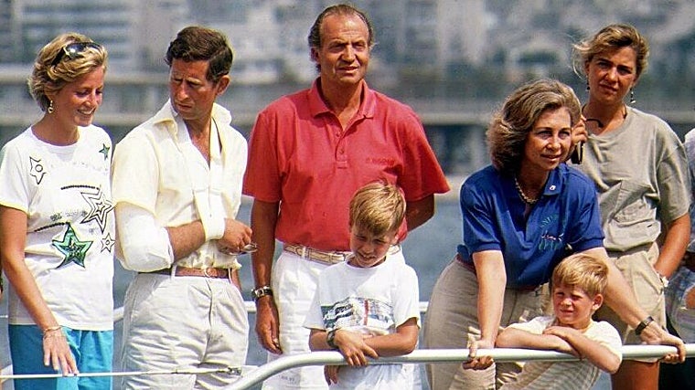 Los entonces Príncipes de Gales y sus hijos con la Familia Real española, en la cubierta del yate Fortuna, durante sus vacaciones en Palma de Mallorca
