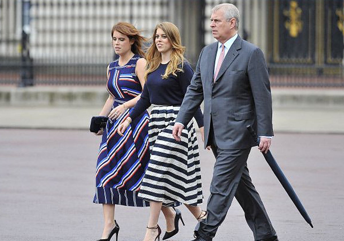 Beatriz y Eugenia junto a su padre