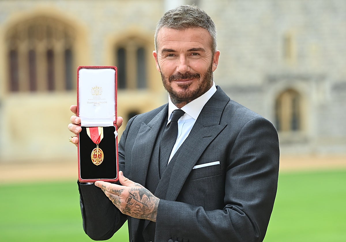 David Beckham, con su medalla de caballero.