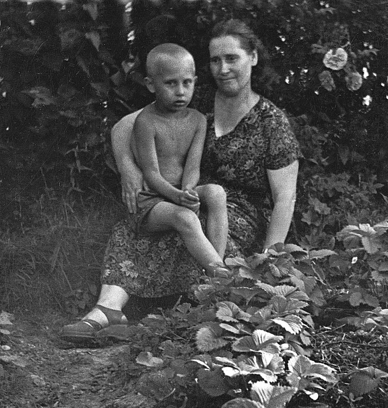 Vladímir Putin, de cinco años, con su madre, María Ivánovna, en julio de 1958.