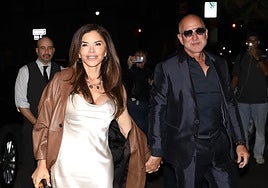 Jeff Bezos y Lauren Sánchez conquistan la alfombra roja más deseada del año a golpe de talonario
