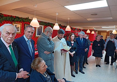 Imagem Secundária 1. Acima: Carmen Lomana em seu mercado. Abaixo está a Ordem de Malta. Ao lado dele está Paco Arango, presidente da Fundação Aladin.