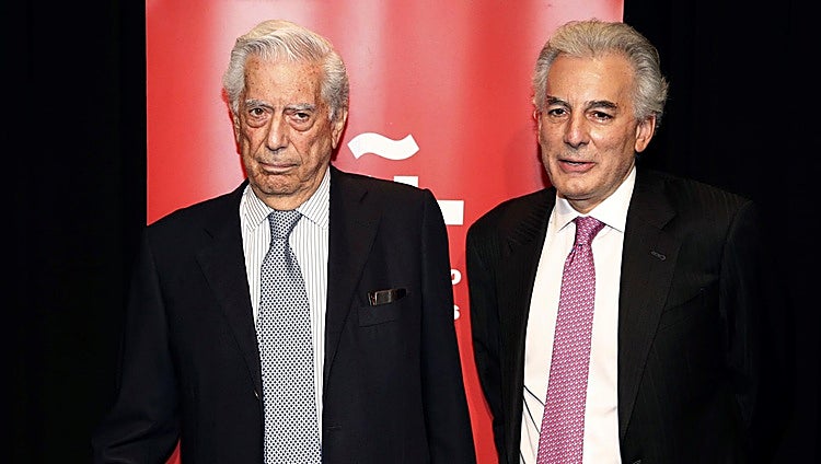 Álvaro Vargas Llosa solicita el marquesado concedido a su padre por el Rey Juan Carlos