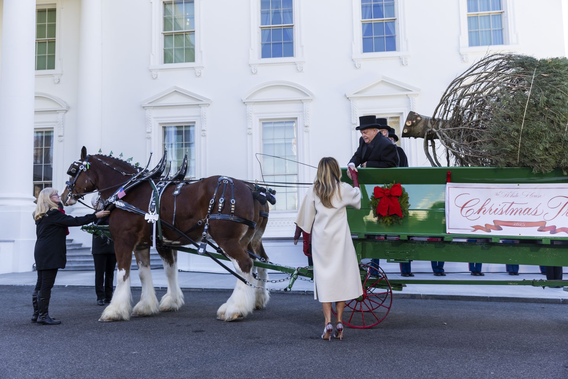Melania Trump saluda al conductor del carro que portaba el árbol de Navidad. 