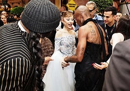 Singapur deporta al hombre que se abalanzó sobre Ariana Grande durante la premier de 'Wicked: For Good'