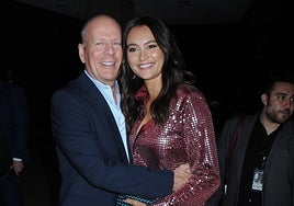 La mujer de Bruce Willis explica por qué ya no viste de negro en presencia del actor