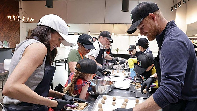 Harry y Meghan Markle llevan por primera vez a sus hijos a un voluntariado antes de Acción de Gracias