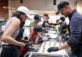 Harry y Meghan Markle llevan por primera vez a sus hijos a un voluntariado antes de Acción de Gracias