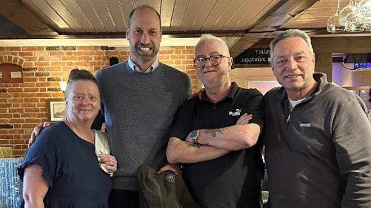 El Príncipe Guillermo visita por sorpresa un pub de Wiltshire y se sienta comer hamburguesa con patatas