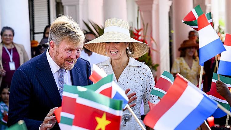 Kings greet citizens