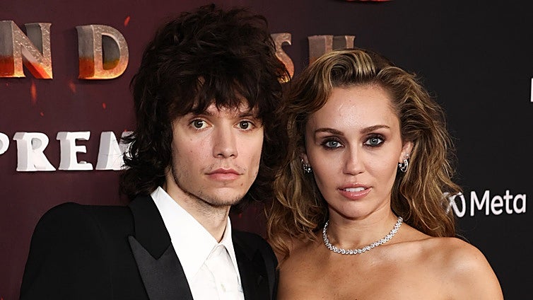 Miley Cyrus ya luce anillo de compromiso y la joya vale 385.000 euros