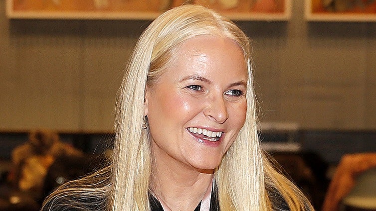 La Princesa Mette-Marit reaparece en el peor momento: un hijo espera juicio y el otro rompe con su novia