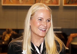 La Princesa Mette-Marit reaparece en el peor momento: un hijo espera juicio y el otro rompe con su novia