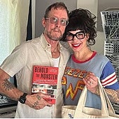 La escritora Jillian Lauren se divorcia del bajista de Weezer tras ser herida en un rocambolesco tiroteo con la policía