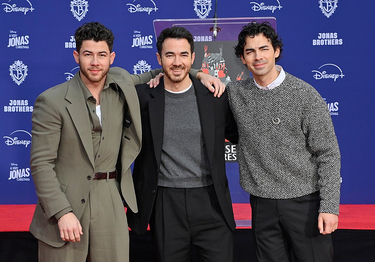 Los Jonas Brothers rompen el silencio sobre sus anillos de castidad: «Era extraño el interés en nuestra vida sexual»