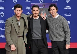 Los Jonas Brothers rompen el silencio sobre sus anillos de castidad: «Era extraño el interés en nuestra vida sexual»