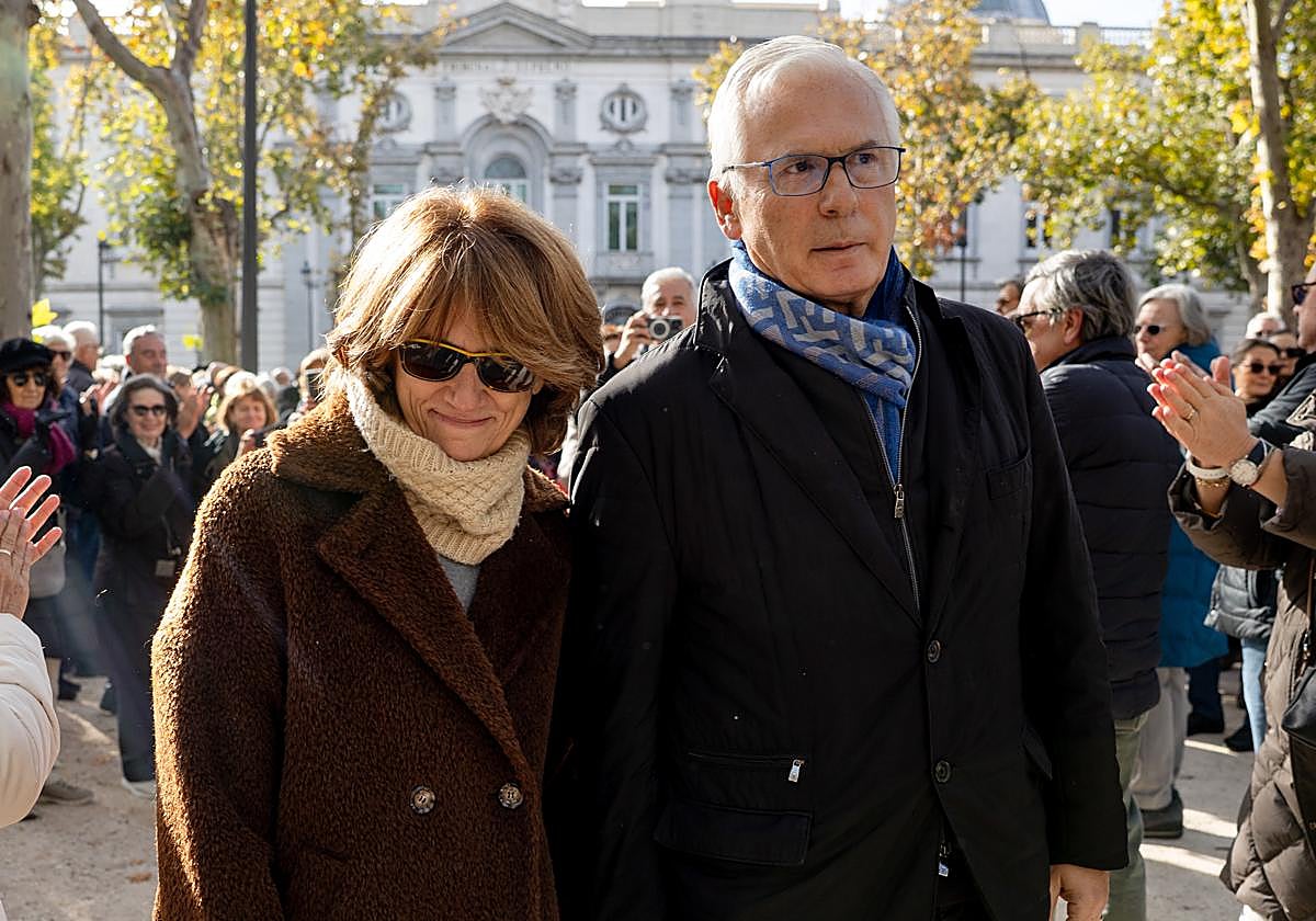 La ex fiscal general del Estado, Dolores Delgado, y Baltasar Garzón, en una protesta por la condena de García Ortiz