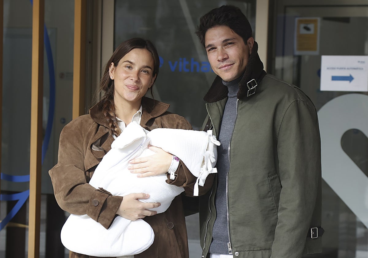 María Pombo y Pablo Castellano, junto a su pequeña Mariana.