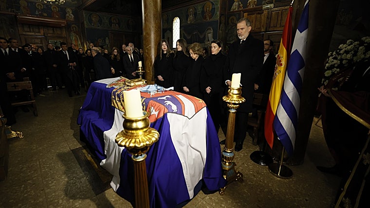 Entre as flores e a memória do seu sorriso, uma resposta íntima envolve a Rainha Sofia durante a sua despedida da Princesa Irina.