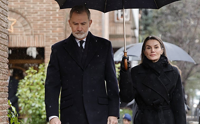 Imagen principal - Los Reyes Felipe y Leticia. Abajo, Victoria Federica y su prima Irene. Al lado, la Infanta Elena