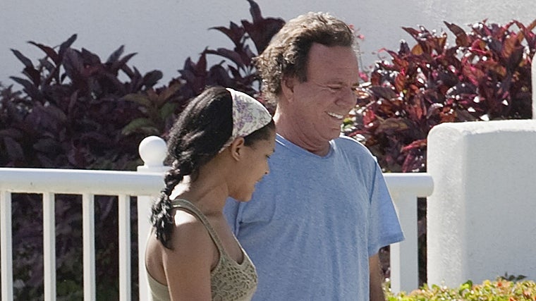 Julio Iglesias com um de seus funcionários