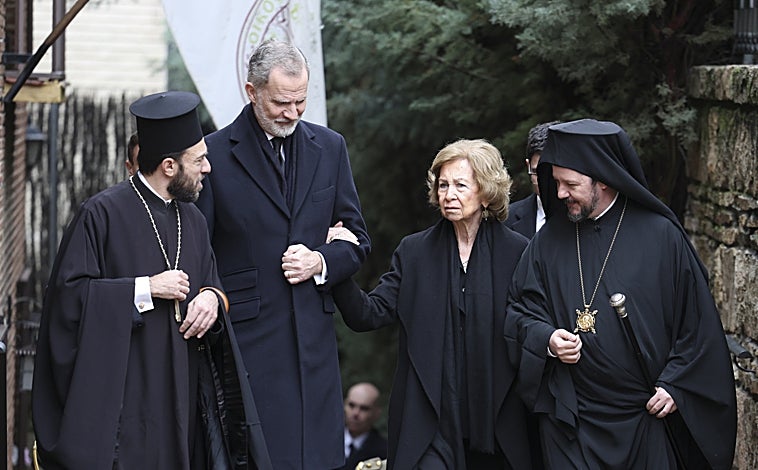 Imagen principal - La Reina Sofía con el Rey Felipe, Abajo, Alexia de Grecia con la Infanta Cristina. Al lado, Esther Koplowitz con su hija, Esther Alcocer Koplowitz